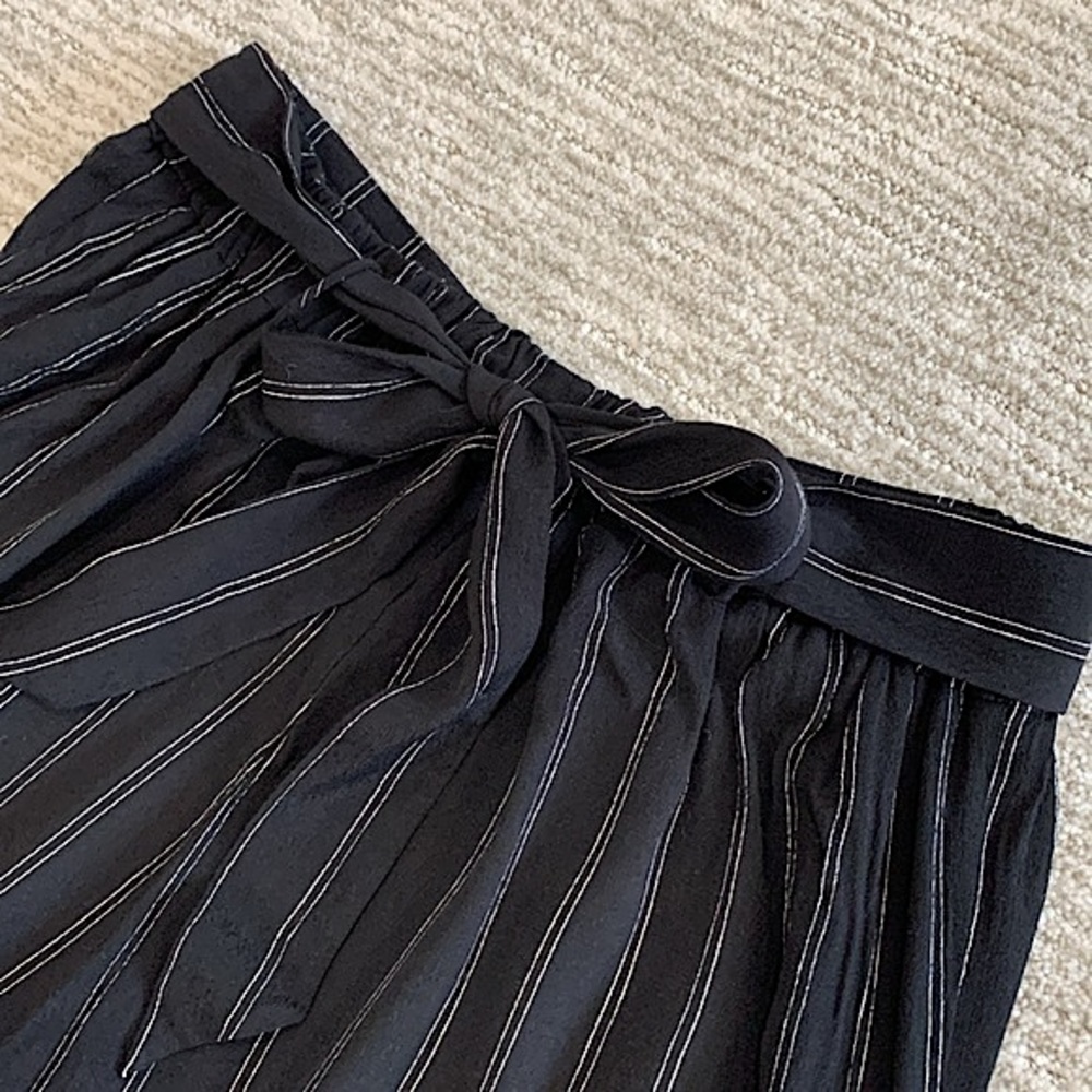 Aritzia Wilfred Black Pinstripe Wide Leg Cropped Trousers Size M Belted Pants - Picture 11 of 13